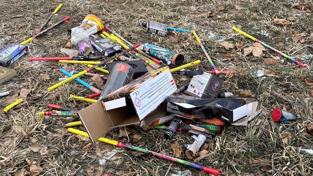 Oftmals wird der hochgiftige Rest von Raketen und Böllern einfach liegen gelassen – so wie es ...