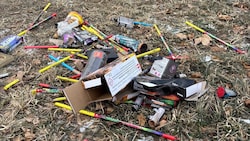 Oftmals wird der hochgiftige Rest von Raketen und Böllern einfach liegen gelassen – so wie es ...