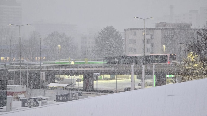In Innsbruck schneite es am Vormittag intensiv.