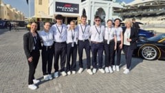 Direktorin Sabine Wechselberger (r.) und Lehrerin Stephie Lerch mit ihren Schülerinnen und ...