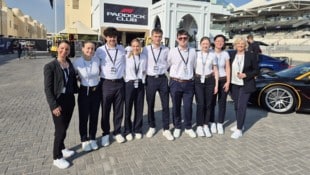 Direktorin Sabine Wechselberger (r.) und Lehrerin Stephie Lerch mit ihren Schülerinnen und ...