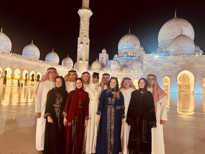 Für den Besuch der bekannten Sheikh Zayed Moschee kleideten sich die Tiroler adäquat ein.