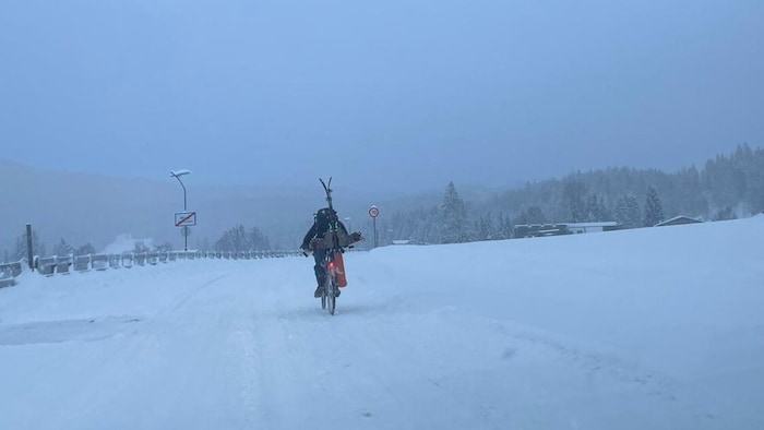Mit dem Radl und Ski im Gepäck im Schnee unterwegs. Gesichtet in Leutasch.