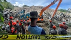 Am Unfallort wurde nach verschütteten Menschen gesucht.