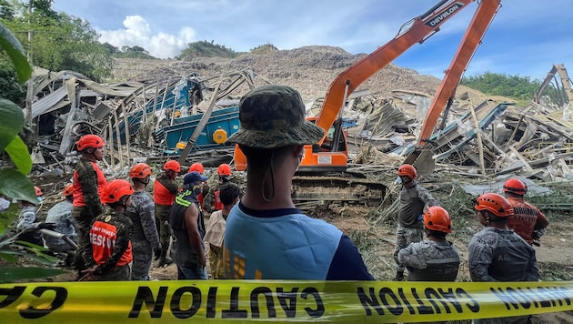 Am Unfallort wurde nach verschütteten Menschen gesucht.