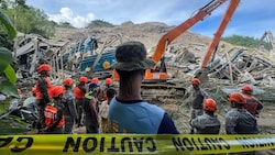 Am Unfallort wurde nach verschütteten Menschen gesucht.