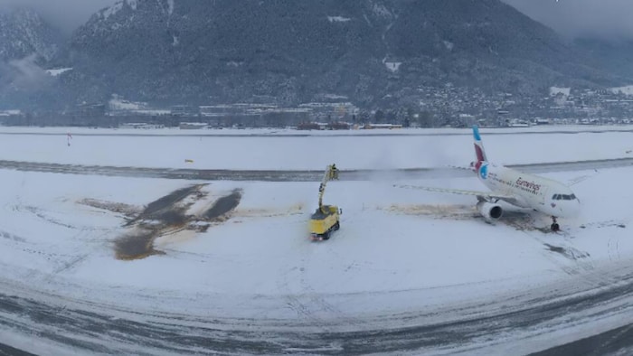 Schnee auch am Innsbrucker Flughafen.