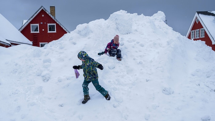 Kinder in Nuuk beim Spielen im Schnee