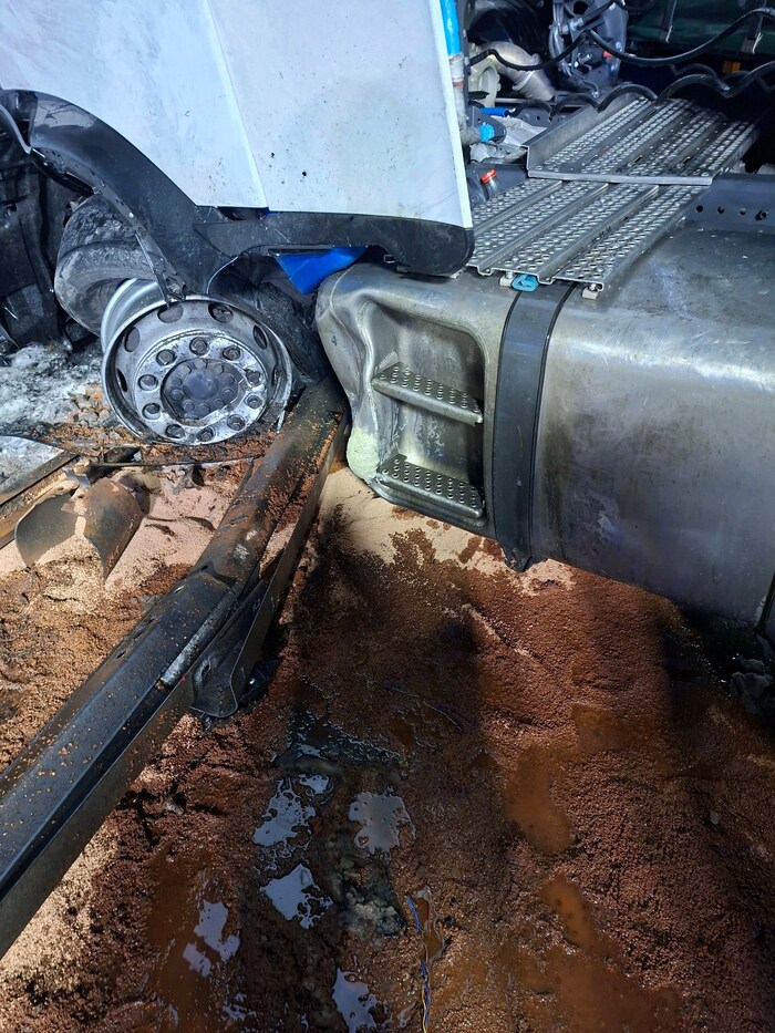 Am Lkw entstand Totalschaden.