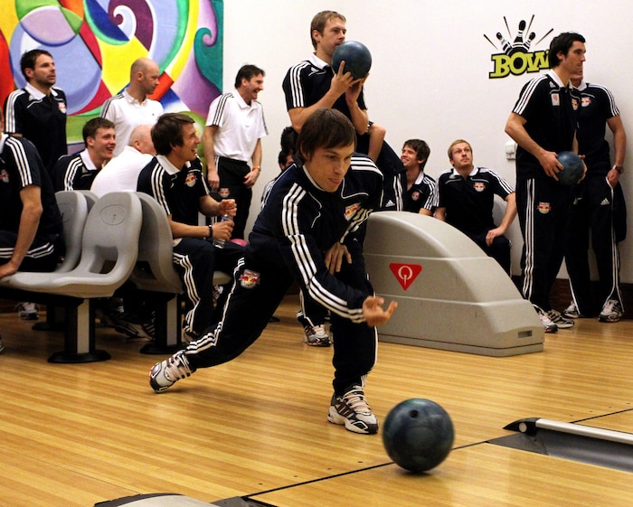 Andreas Ulmer beim Bowling mit der Mannschaft.