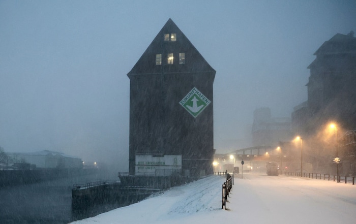 Auch den Bremer Hafen haben starke Schneefälle erreicht.