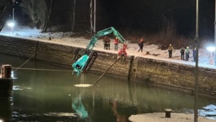 Der Bagger wurde per Kran geborgen, der Unfall war beim Kraftwerk Jochenstein passiert.