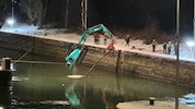 Der Bagger wurde per Kran geborgen, der Unfall war beim Kraftwerk Jochenstein passiert.