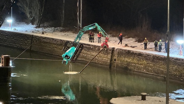 Der Bagger wurde per Kran geborgen, der Unfall war beim Kraftwerk Jochenstein passiert.