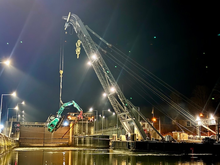 Der 100-Tonnen-Schwimmkran „Jochenstein“ barg den „kleinen Bruder“.