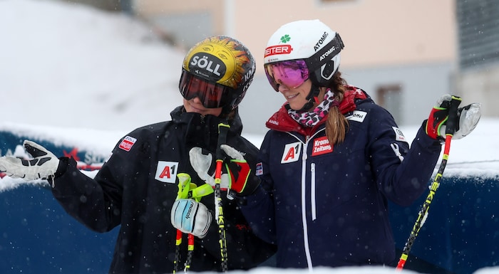 Christina Ager (li.) und Mirjam Puchner nahmen die Absage des zweiten Trainingslaufs entspannt ...