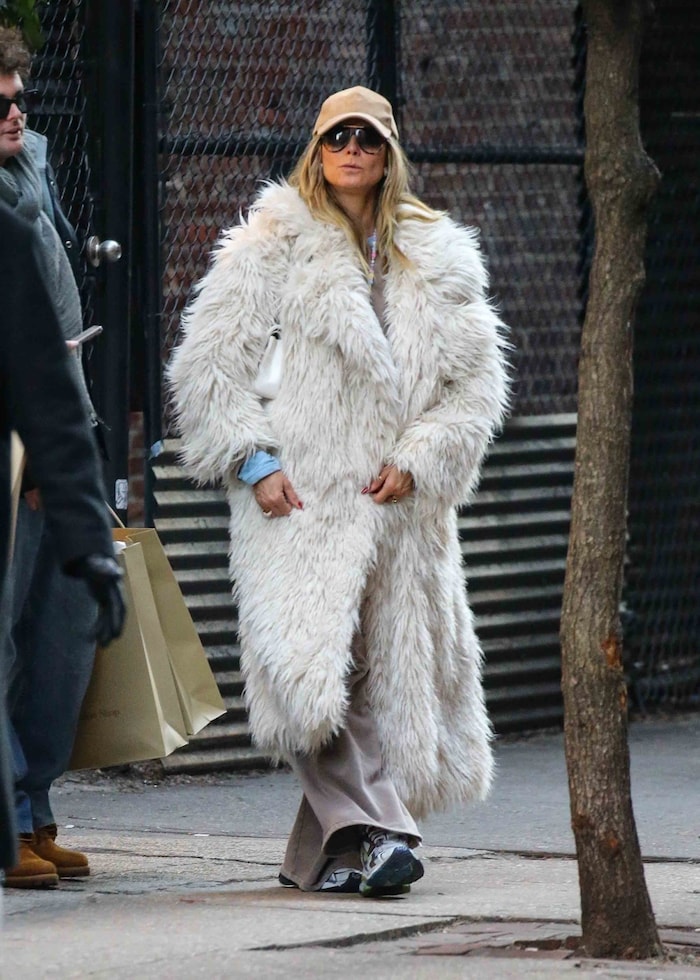 Heidi Klum trägt auch mal einen weißen Wuschelfell-Mantel.