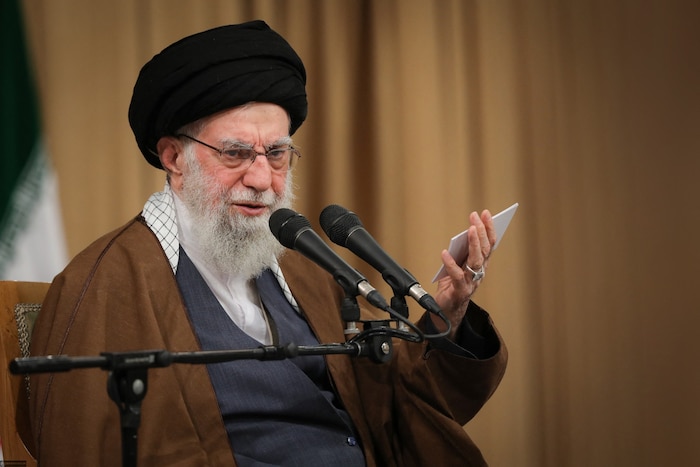 Irans oberster Führer Ayatollah Ali Khamenei spricht von „dem Land schädlichen“ Menschen.