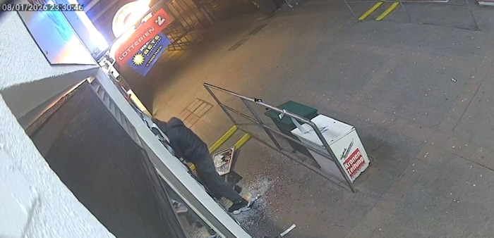 Teilweise erfolgreich: Die Trümmer liegen am Boden, der Einbrecher greift zu „Tschick“ und Co.