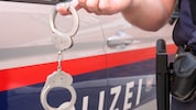 Ein Kärntner verfolgte ausgerechnet eine Polizeibeamtin mit GPS-Tracker am Auto und nächtlichen ...