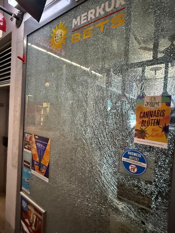 Beim ersten Einbruch hielten die Scheiben der Trafik noch stand.