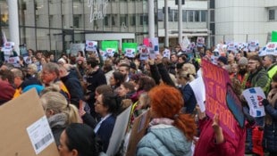 Am 3. Dezember gab‘s bereits Kundgebungen – hier vorm Klinikum Wels-Grieskirchen.