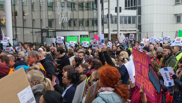 Am 3. Dezember gab‘s bereits Kundgebungen – hier vorm Klinikum Wels-Grieskirchen.