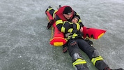 Feuerwehrleute übten auf den Feldkirchener Badeseen die Bergung vom Eis