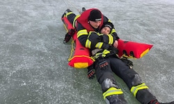 Feuerwehrleute übten auf den Feldkirchener Badeseen die Bergung vom Eis