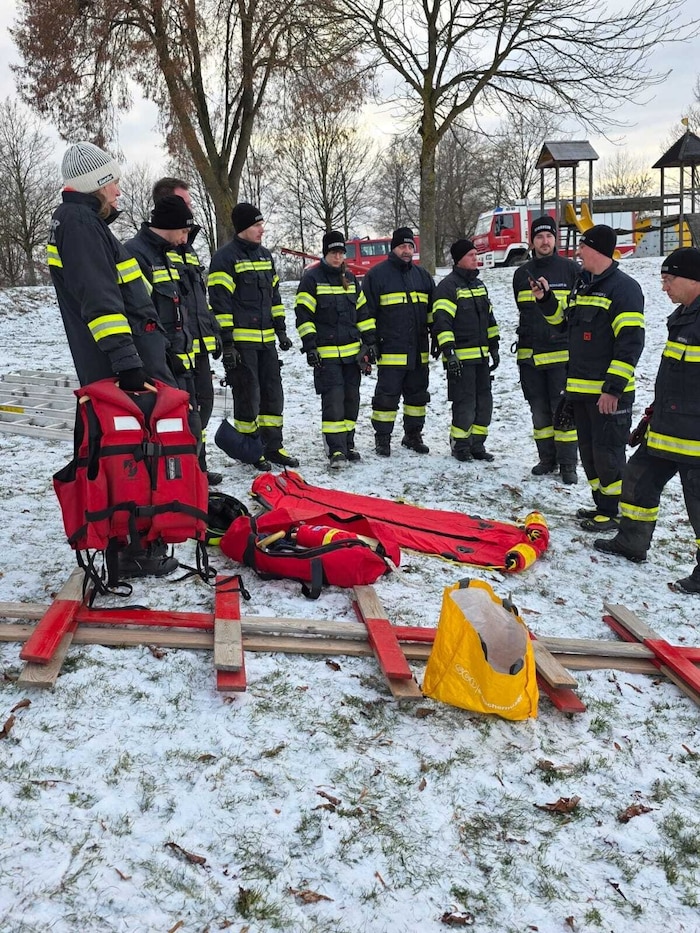 Neben Profi-Rettungssytemen gibt´s auch die hölzernen Leitern, die jetzt als Eisretter bei den ...