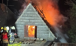 Als die Stadtfeuerwehr Eisenstadt eintraf, brannte der Dachstuhl lichterloh.