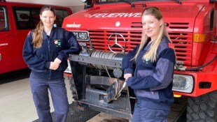 Kommandantin Julia Pfneisl und Stellvertreterin Anja-Lena Pfneisl wurden von ihren Kameraden ...