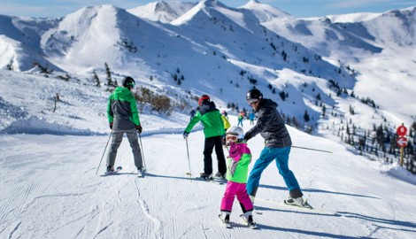 Skihelme sind von den Pisten nicht mehr wegzudenken, doch es hapert bei den Vorschriften.