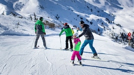 Skihelme sind von den Pisten nicht mehr wegzudenken, doch es hapert bei den Vorschriften.