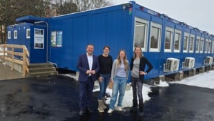 Ansfeldens Bürgermeister Christian Partoll (FPÖ) mit den drei Ärztinnen Katrin Ritzberger, Anna ...