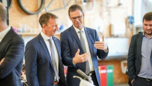 Markus Wallner und AMS-Landeschef Bernhard Bereuter besuchten das überbetriebliche ...