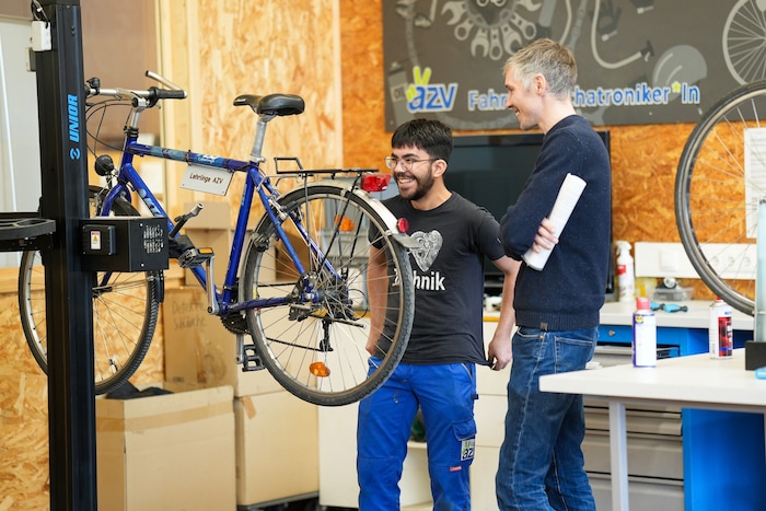 Fahrradmechatroniker ist einer der Berufe, der erlernt werden kann.