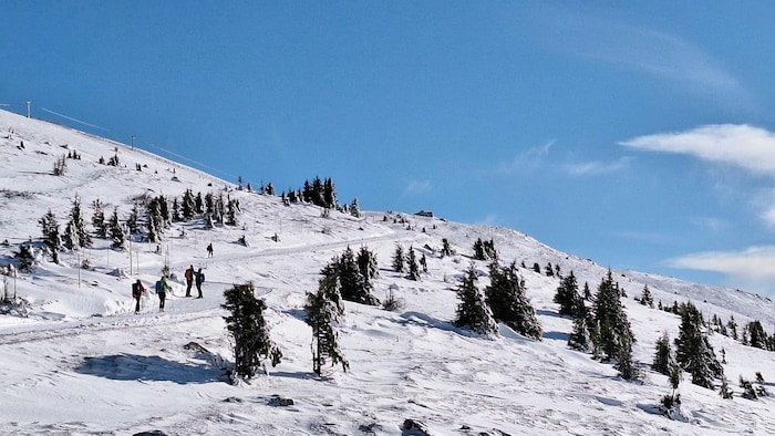 Viele Wanderer und Skifahrer verbringen ihre Freizeit auf der Koralpe.