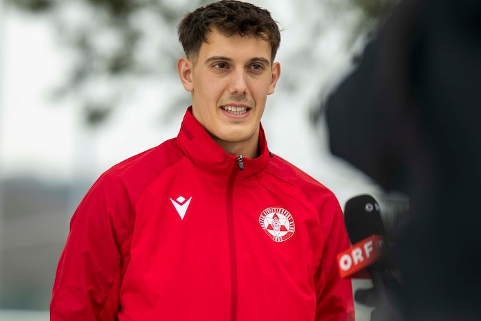 Neo-Goalie Franz Stolz absolvierte die Shuttle Runs