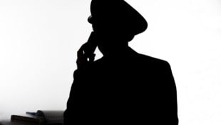 Echte Polizisten verlangen per Telefon niemals Geld von Bürgern – bei einem solchen Anruf also ...