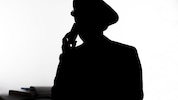 Echte Polizisten verlangen per Telefon niemals Geld von Bürgern – bei einem solchen Anruf also ...
