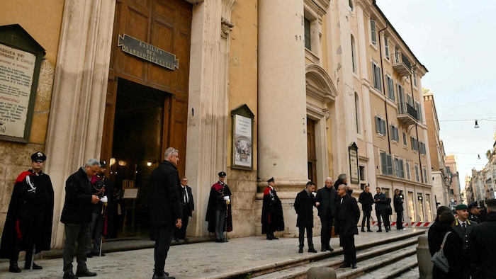 Am Freitag wurde der 40 Toten der Brandkatastrophe in der Schweiz gedacht.