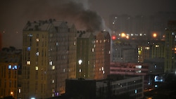 In Kiew wurden in der Nacht auf Freitag mehrere Wohnblocks von russischen Geschossen getroffen.