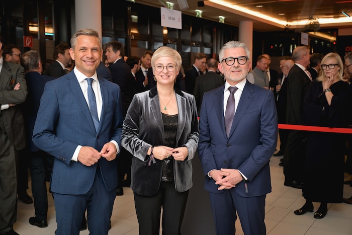 Auch Wirtschaftsminister Wolfgang Hattmannsdorfer (links) besuchte den Neujahresempfang, ebenso ...