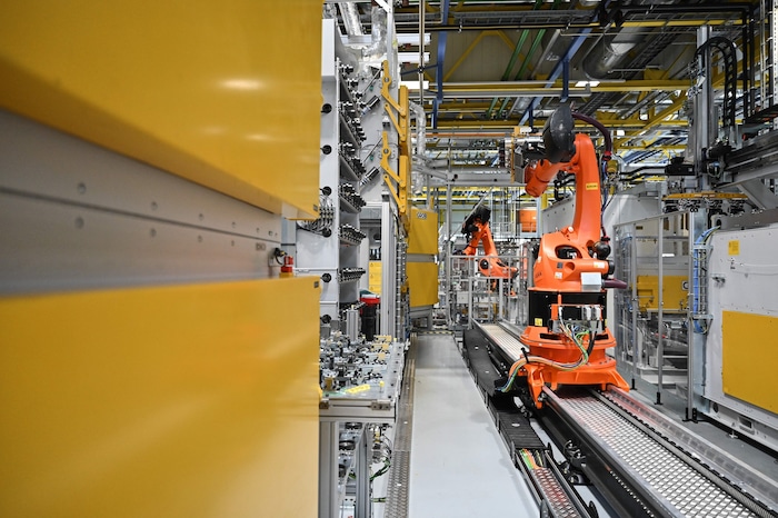 Neben vielen Zulieferern ist in OÖ etwa auch das größte Motorenwerk von BMW, jenes in Steyr, ...