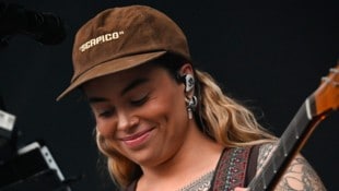 Tash Sultana bei ihrem Konzert am Open-Air-Gelände 2023 in der Wiener Arena.