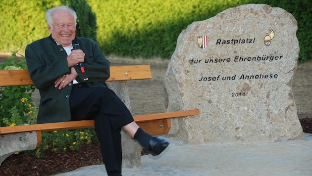 2014 wurde dem großen Sohn Neukirchens im Ort ein Rastplatzl gewidmet.