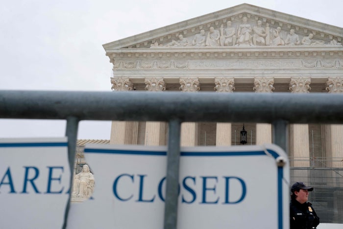 Polizisten bewachen den Supreme Court in Washington