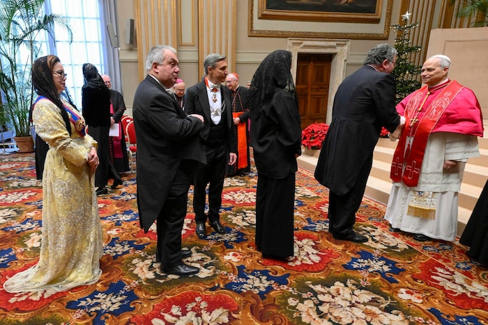 Die diplomatischen Vertreter werden begrüßt.