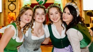 3500 Ballgäste werfen sich in Tracht. 